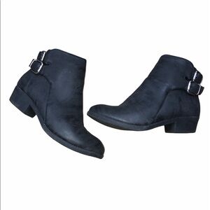 Twisted size 8 Alexia black buckle ankle booties
